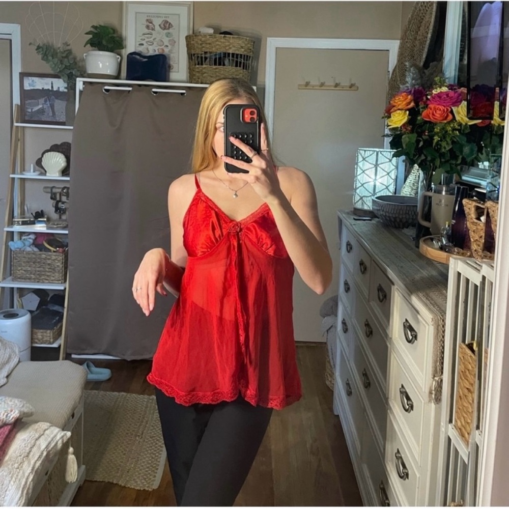 Vintage delicates red split front blouse tank top with rose details - Picture 4 of 16